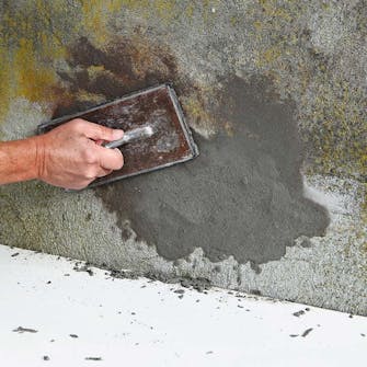 Sprekk i mur fylles med frisk mørtel Sprekk i mur fylles med frisk mørtel